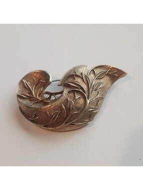 Vintage Signed Sarah Coventry Gold Tone Swirl Leaf & Vine Brooch Pin 2.5"